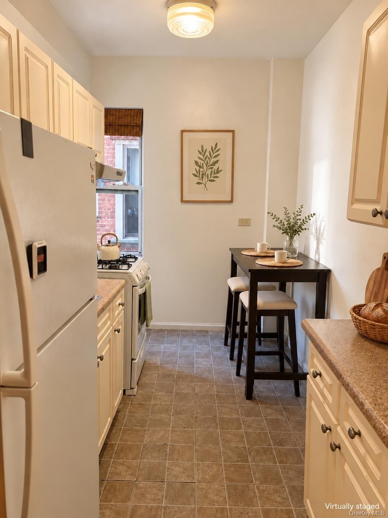 33-25 81 Street - Photo 4