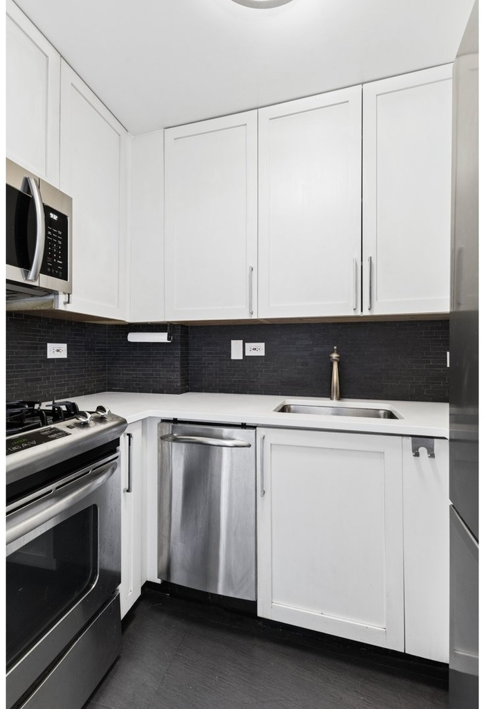 200 E 27th Street - Photo 2