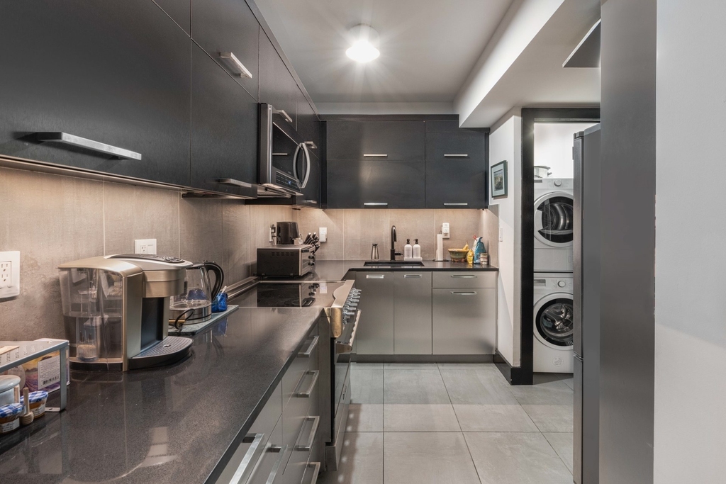 25 Monroe Place - Photo 1