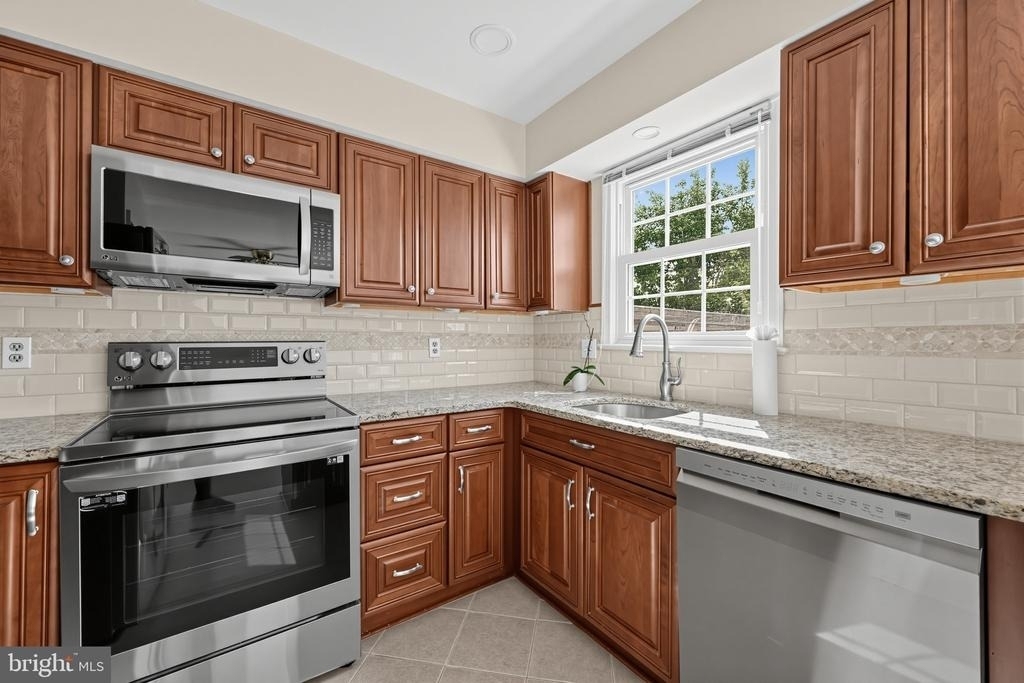 7427 Salford Court - Photo 16