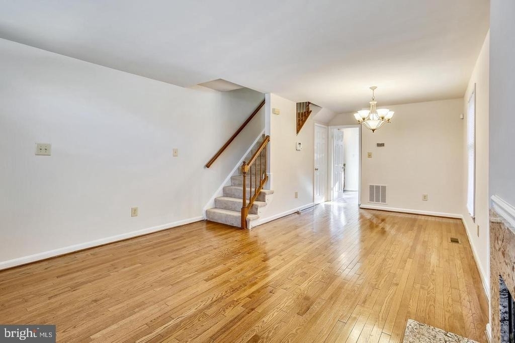 501 Colecroft Court - Photo 3