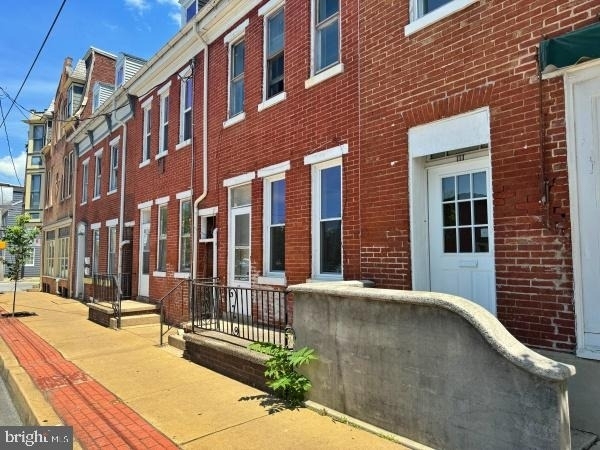 109 S Queen Street - Photo 0