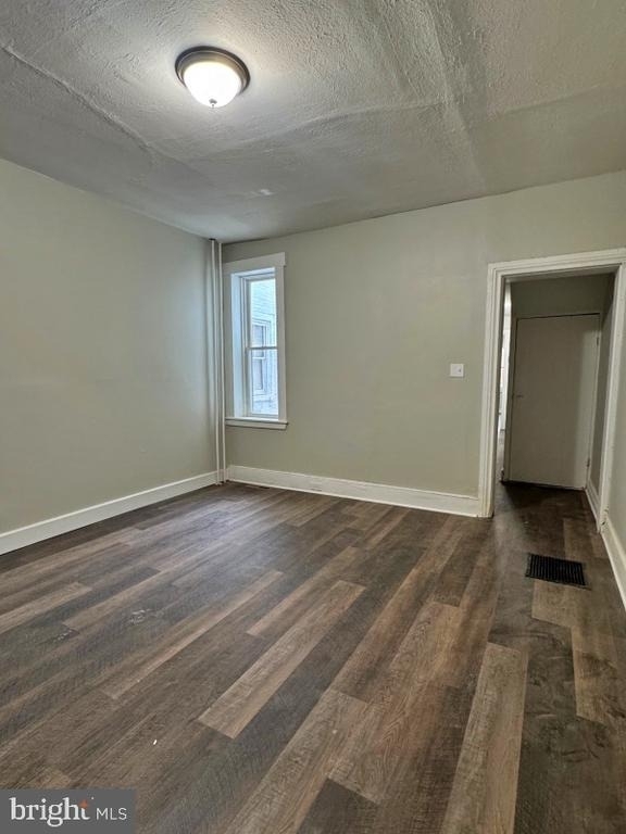 109 S Queen Street - Photo 1