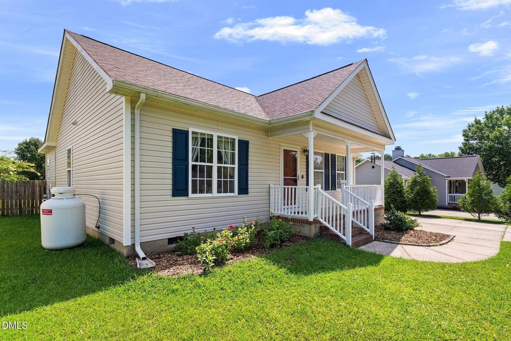 211 Courtland Drive - Photo 3