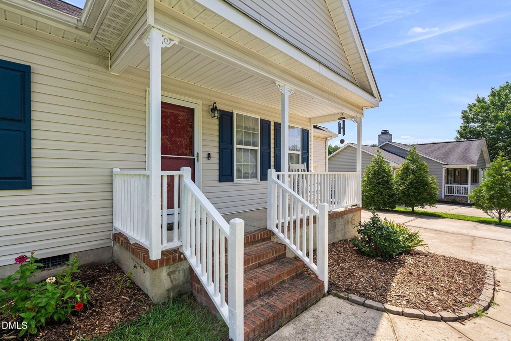 211 Courtland Drive - Photo 2