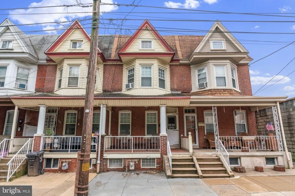 206 E Elm Street - Photo 0