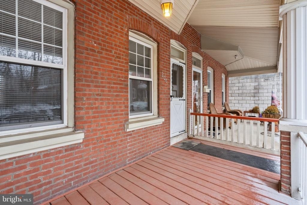 206 E Elm Street - Photo 1