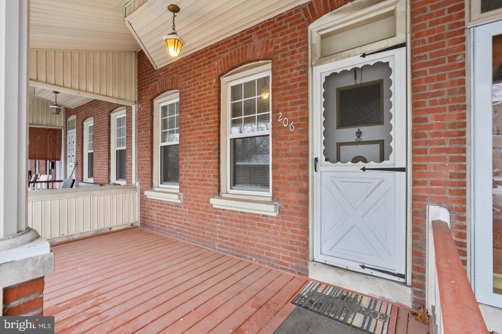 206 E Elm Street - Photo 2