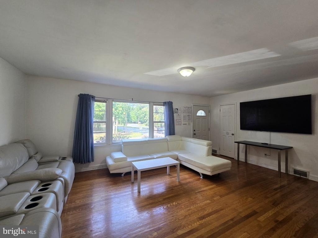 159 Green Lane - Photo 3