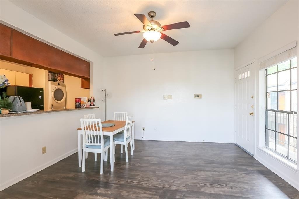 912 W 22nd St - Photo 1