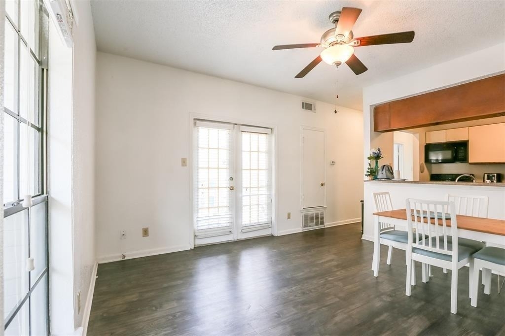 912 W 22nd St - Photo 2