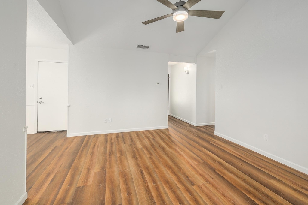 8206 Wavertree Ct - Photo 4