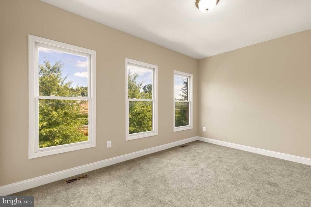 5230 Strathmore Avenue - Photo 16