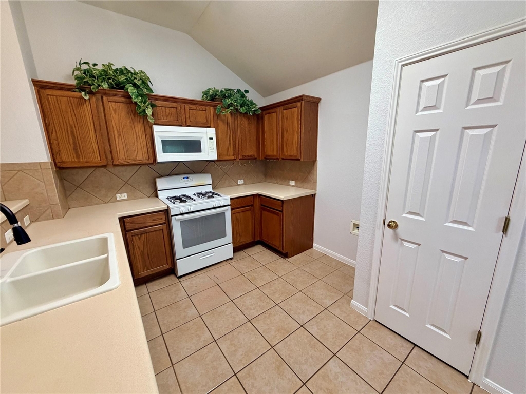 1517 Hawk Dr - Photo 7