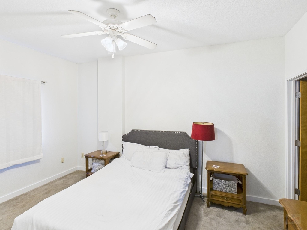 711 W 26th St - Photo 4