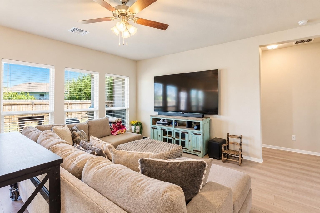 1125 Lakeway Crossing Dr - Photo 1