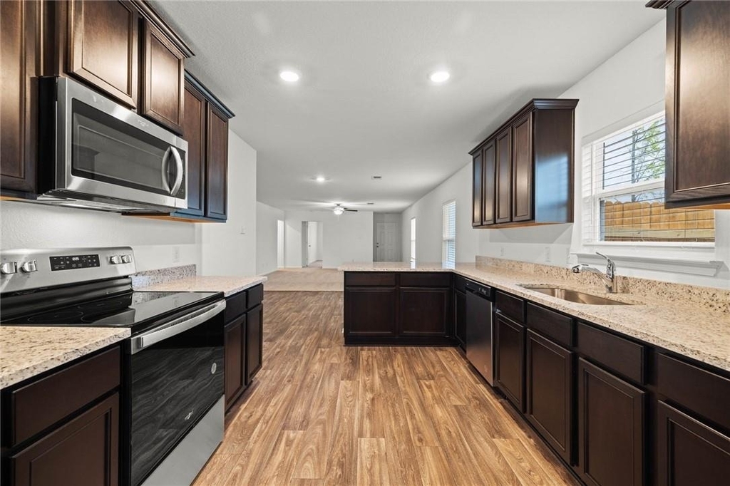 101 Fairfax Ln - Photo 2