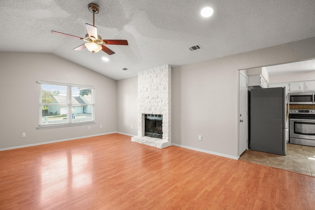 3213 Plantation Rd - Photo 2