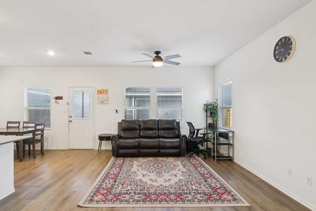 1521 Cobblecrest Ln - Photo 3