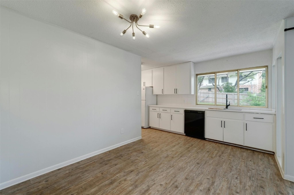 8001 Ceberry Dr - Photo 8
