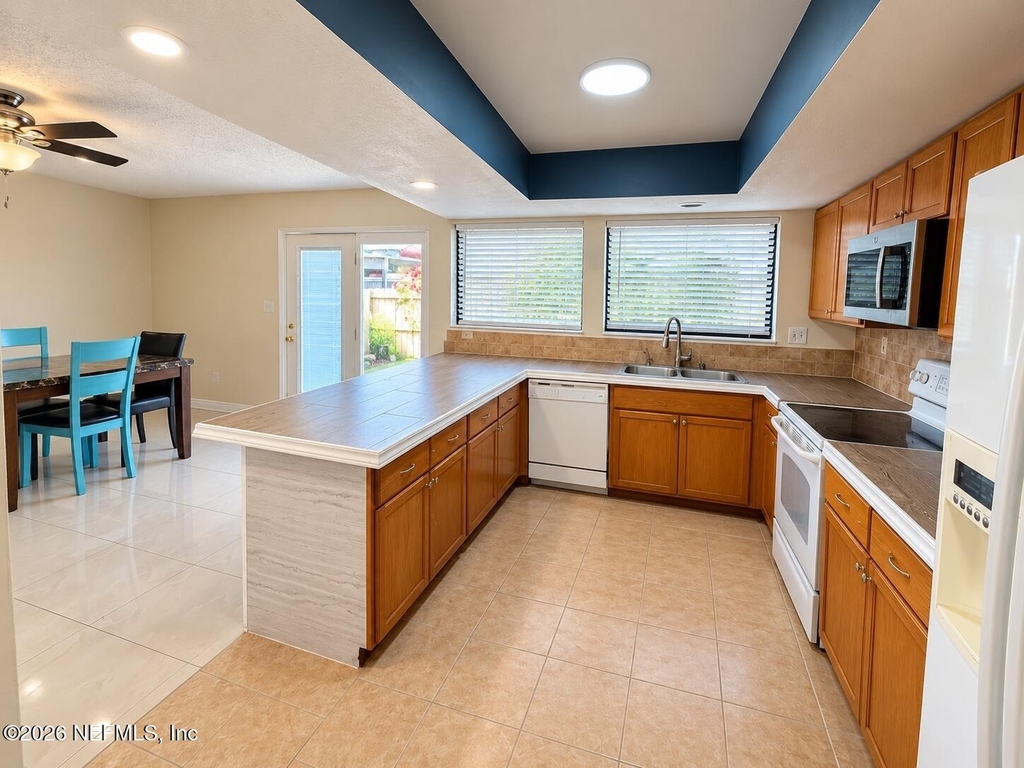 8175 Sutton Place N - Photo 8