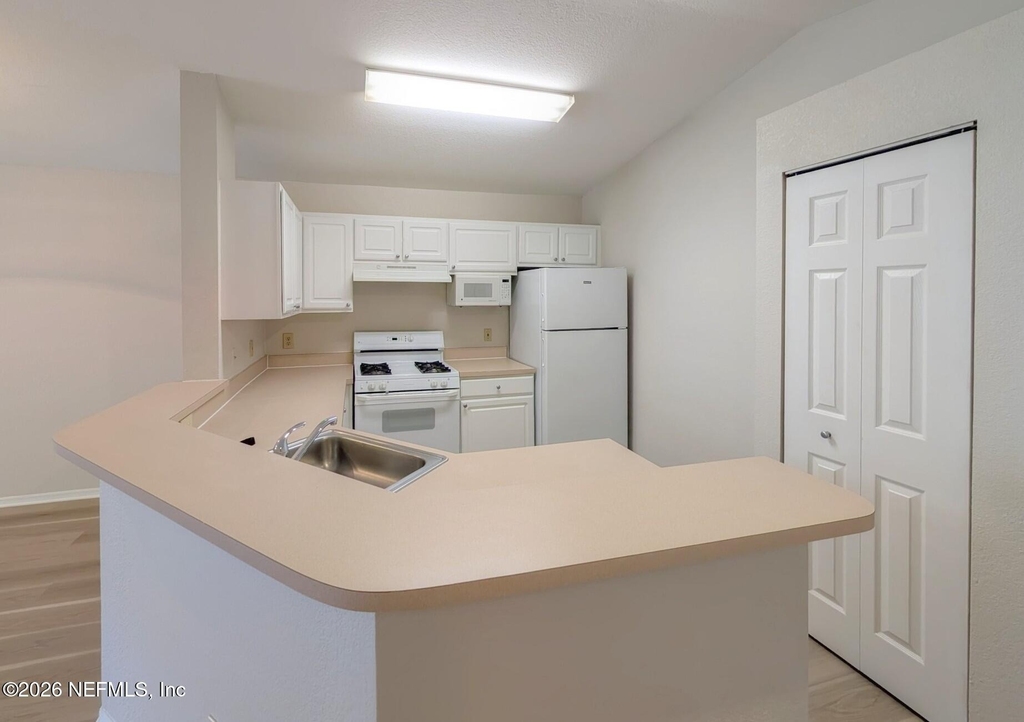 13810 Sutton Park Drive N - Photo 11