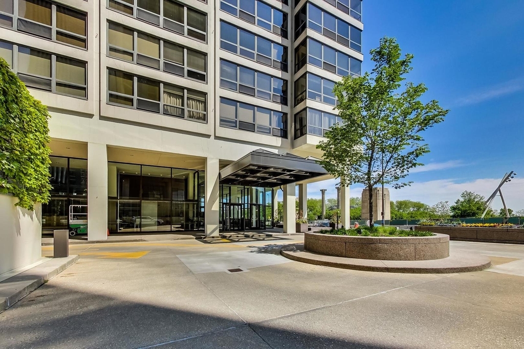 360 E Randolph Street - Photo 2