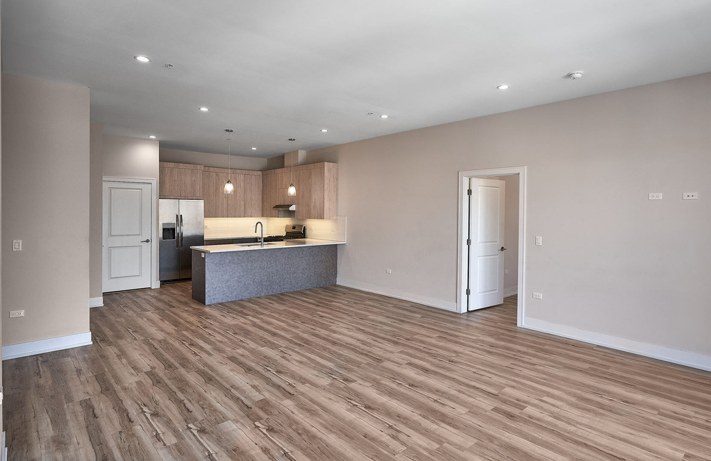 926 E 43rd Street - Photo 4