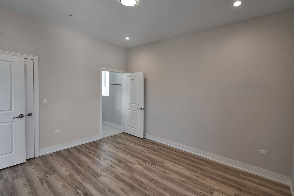 926 E 43rd Street - Photo 11