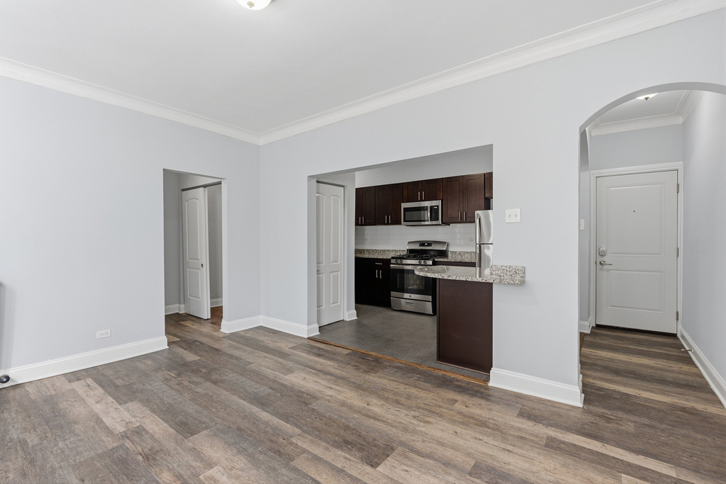 1608 W Sherwin Avenue - Photo 2