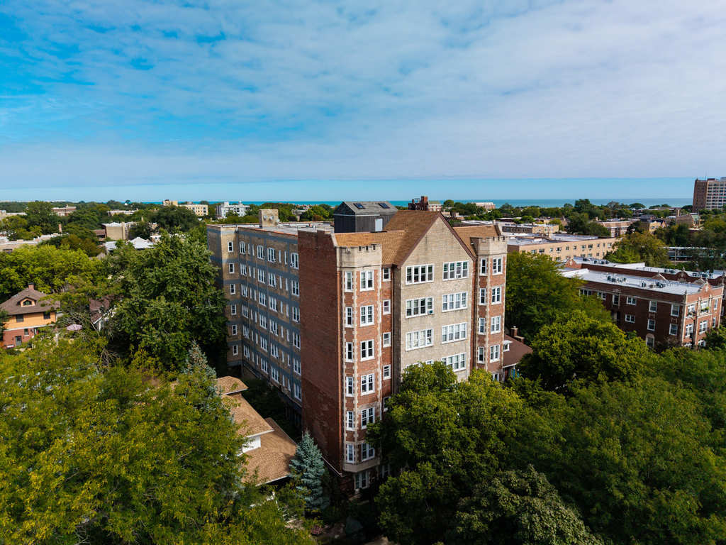 1608 W Sherwin Avenue - Photo 0