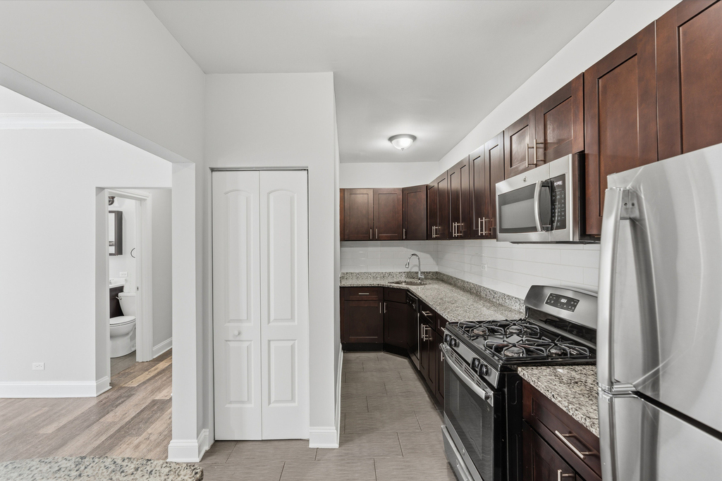 1608 W Sherwin Avenue - Photo 4