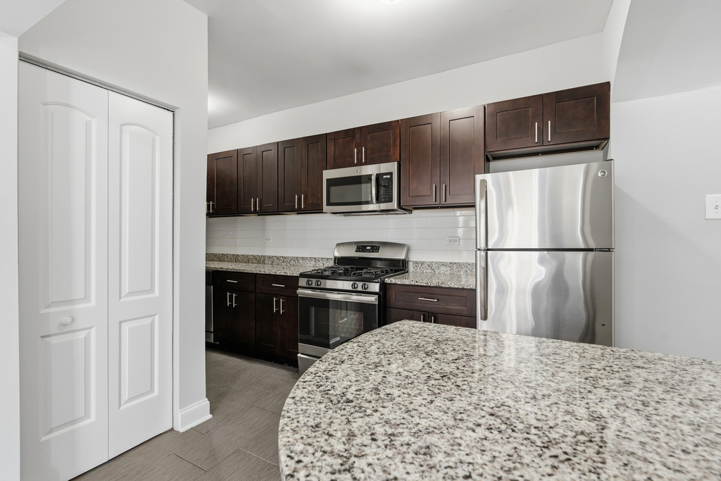1608 W Sherwin Avenue - Photo 3