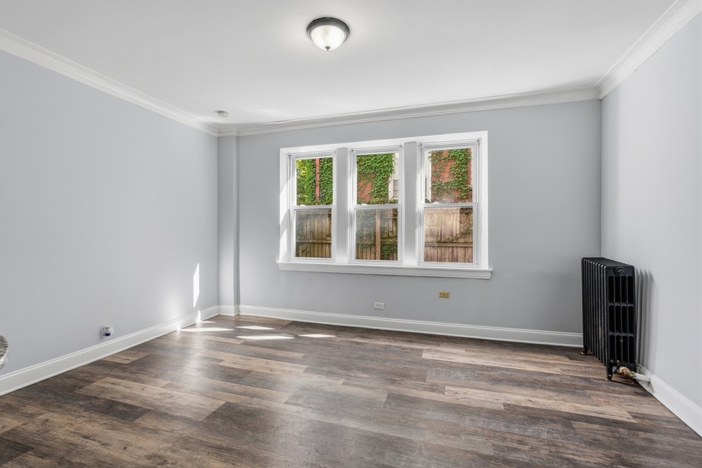 1608 W Sherwin Avenue - Photo 1
