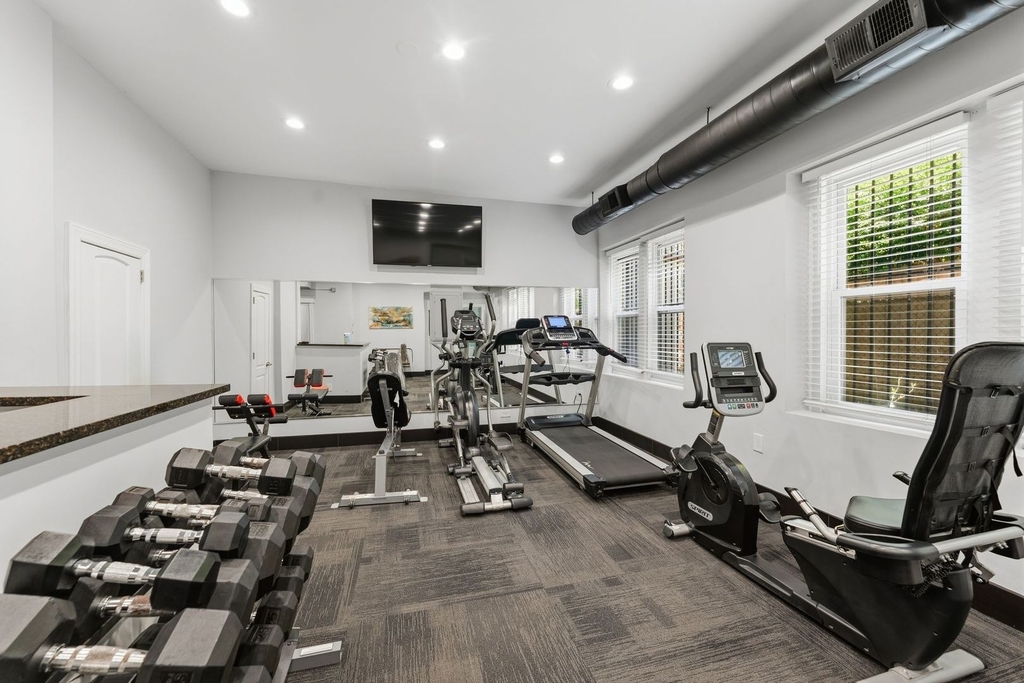 1608 W Sherwin Avenue - Photo 7