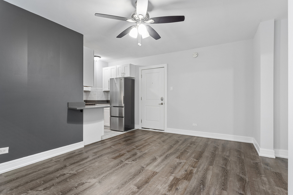 1521 W Sherwin Avenue - Photo 4