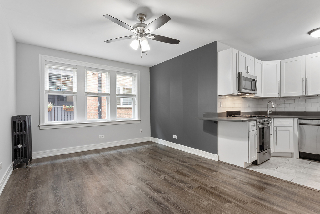 1521 W Sherwin Avenue - Photo 1