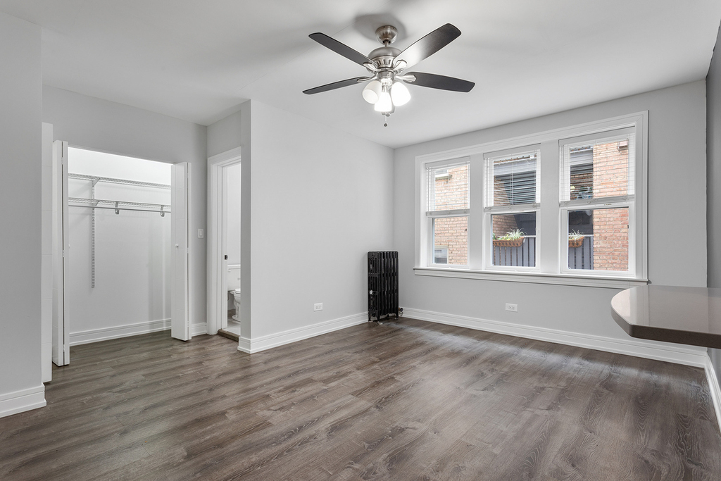1521 W Sherwin Avenue - Photo 2