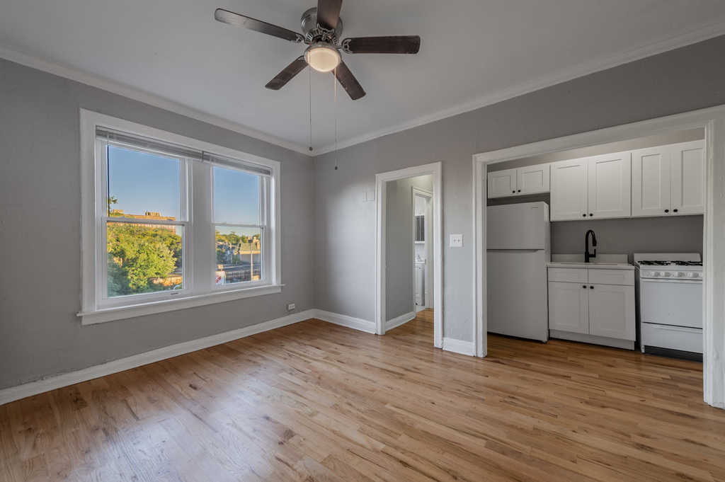 1414 W Pratt Boulevard - Photo 1