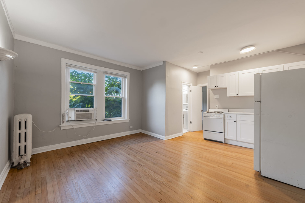 1414 W Pratt Boulevard - Photo 1