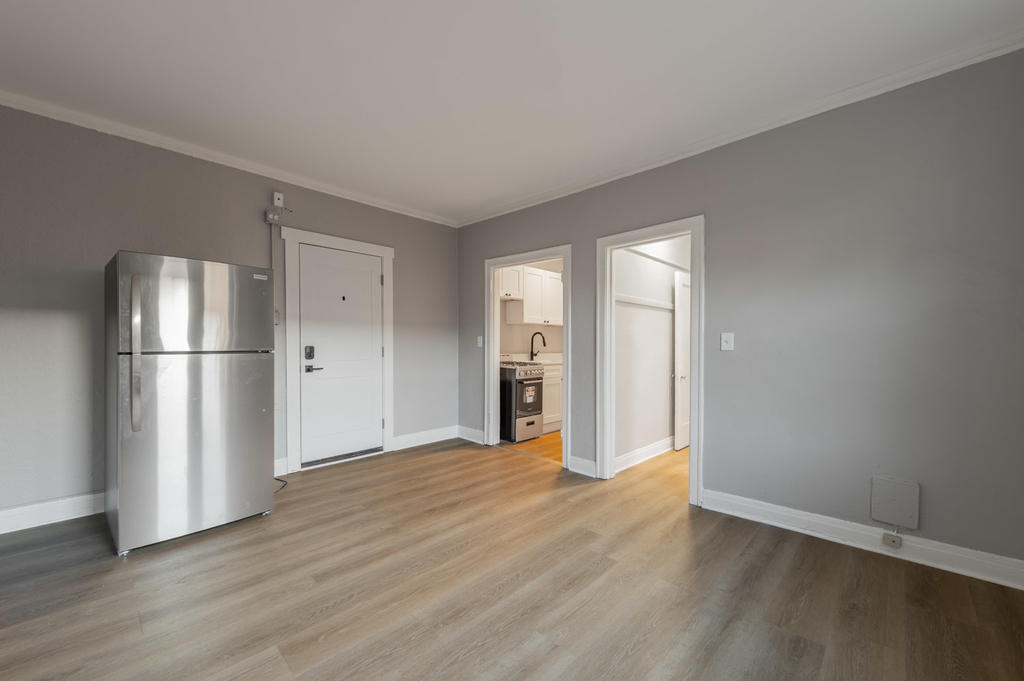 1414 W Pratt Boulevard - Photo 2