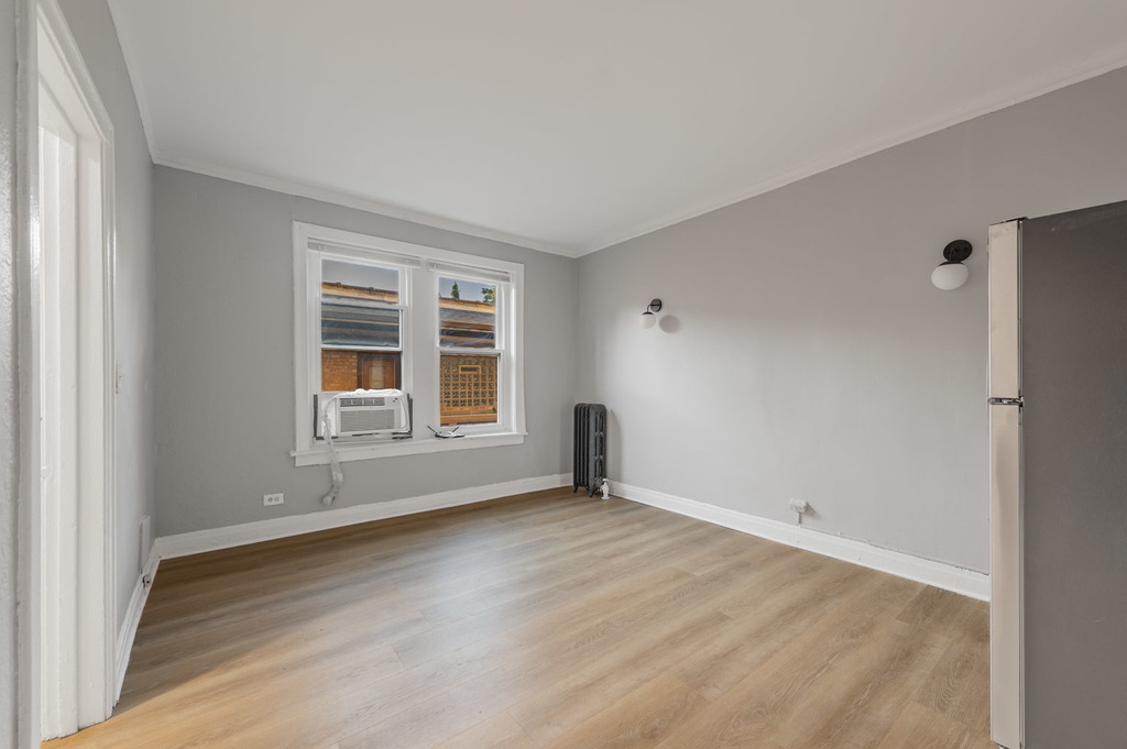 1414 W Pratt Boulevard - Photo 1