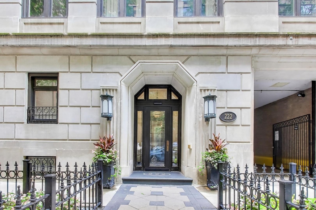 222 E Chestnut Street - Photo 1