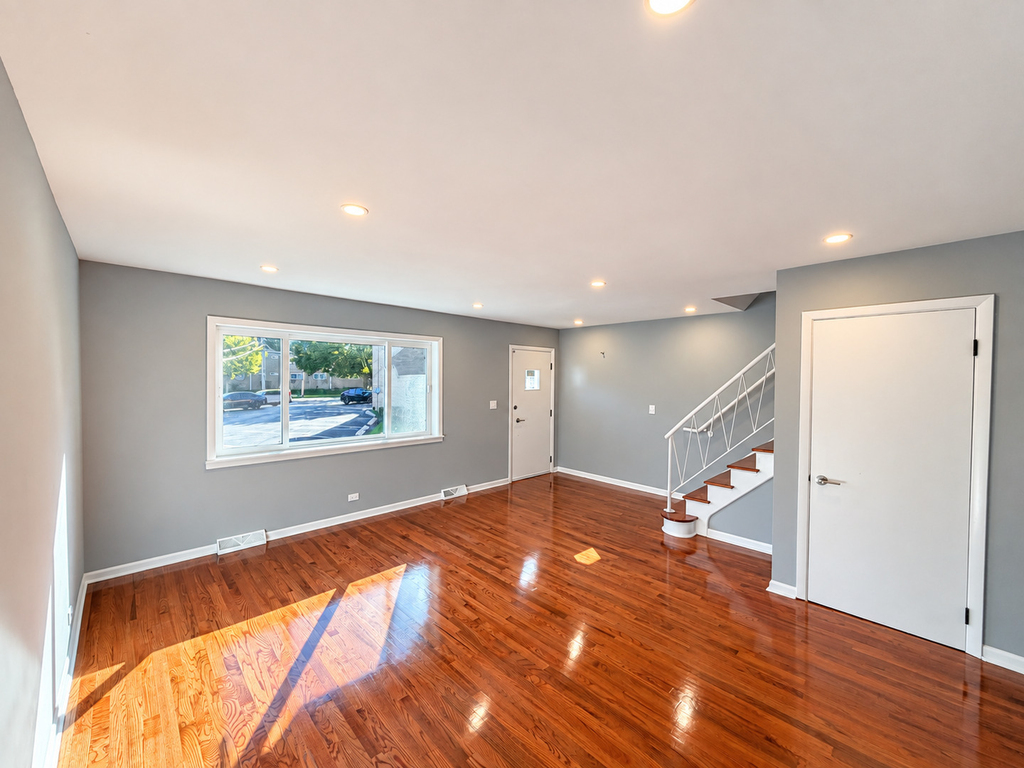 529 E Lincoln Street - Photo 3