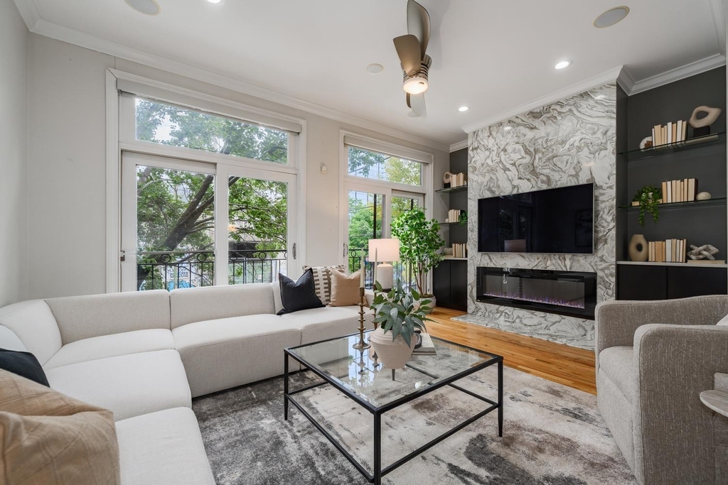 942 W Hubbard Street - Photo 2