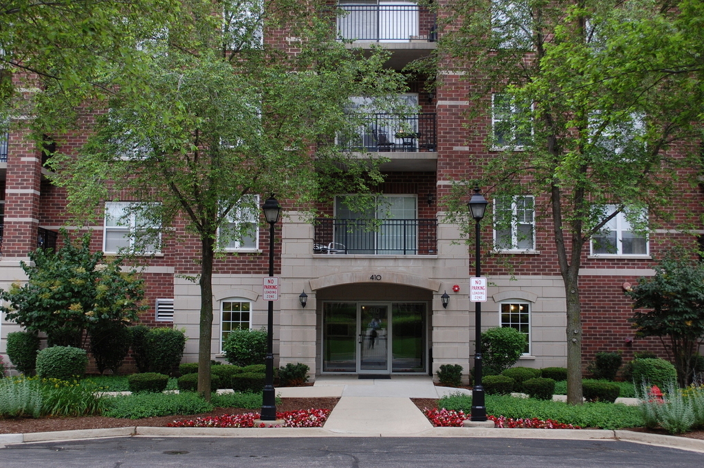 410 W Mahogany Court - Photo 0