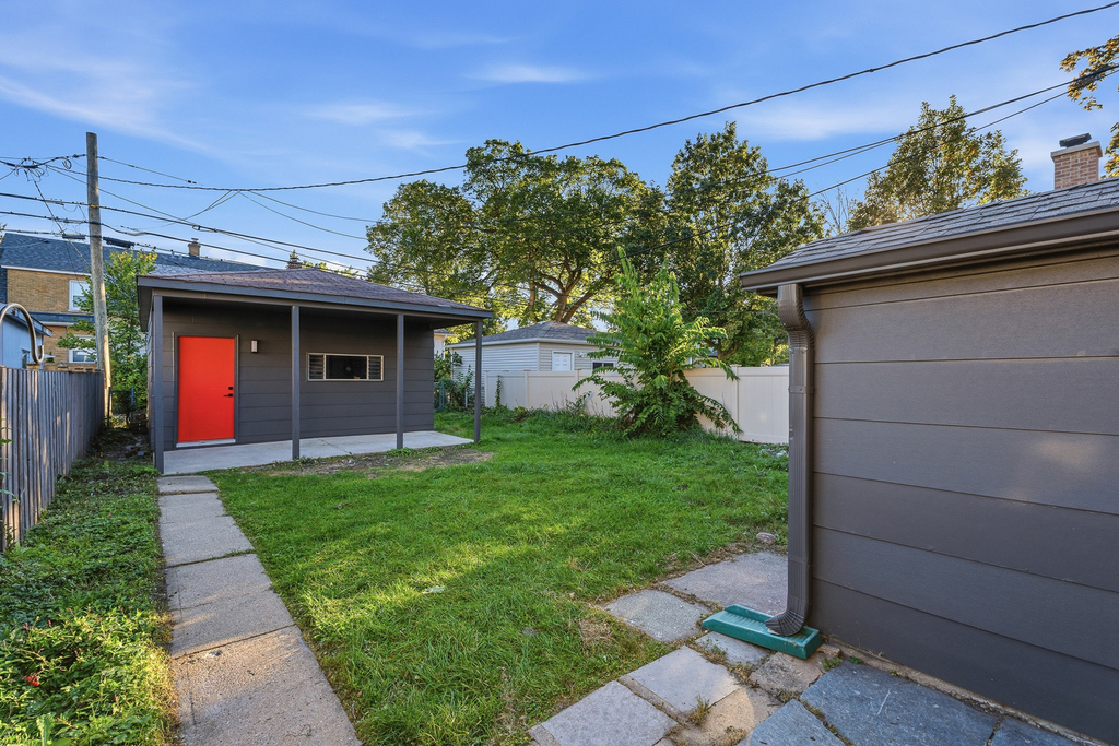 1622 Dempster Street - Photo 38