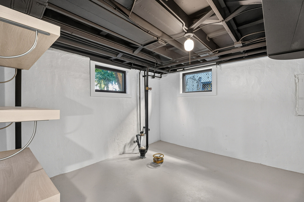 1622 Dempster Street - Photo 21