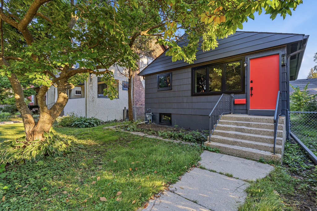 1622 Dempster Street - Photo 0