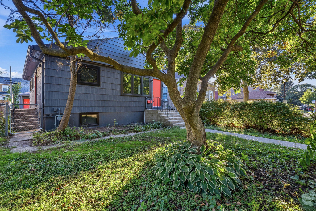 1622 Dempster Street - Photo 42